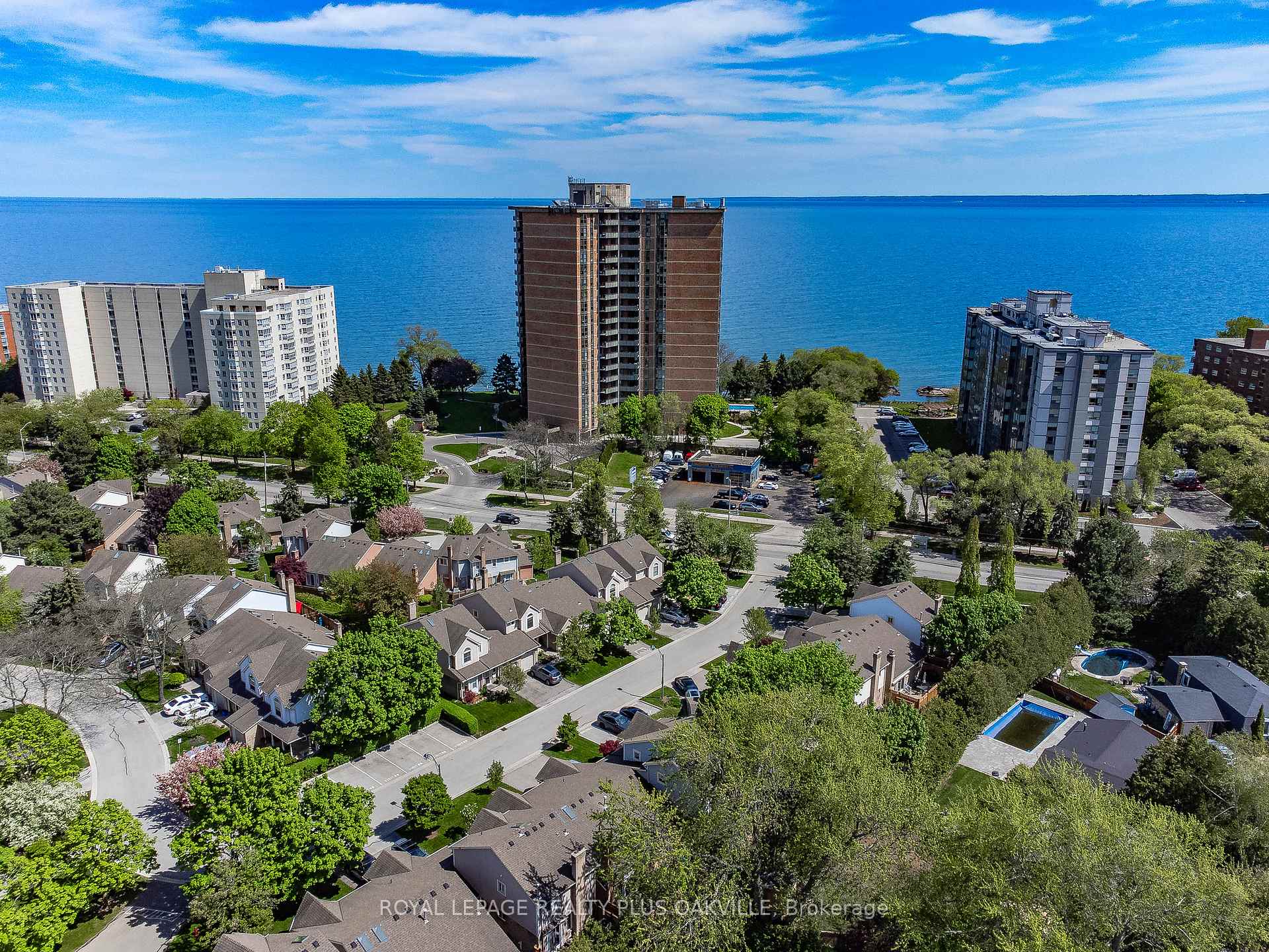 2 Bedrooms Condo at 5255 Lakeshore, Burlington For sale