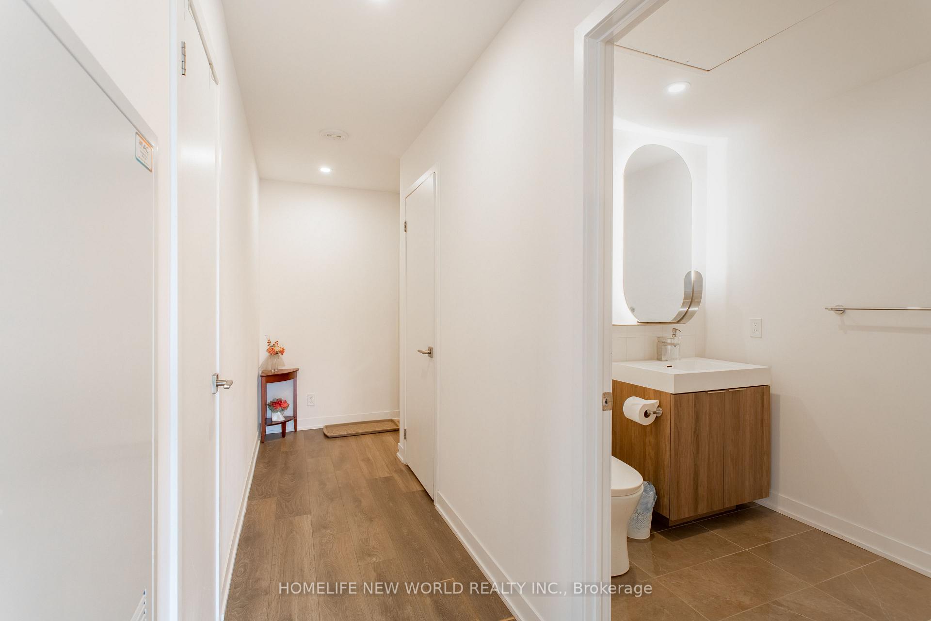 2 Bedrooms Condo at 15 Holmes, Toronto For sale