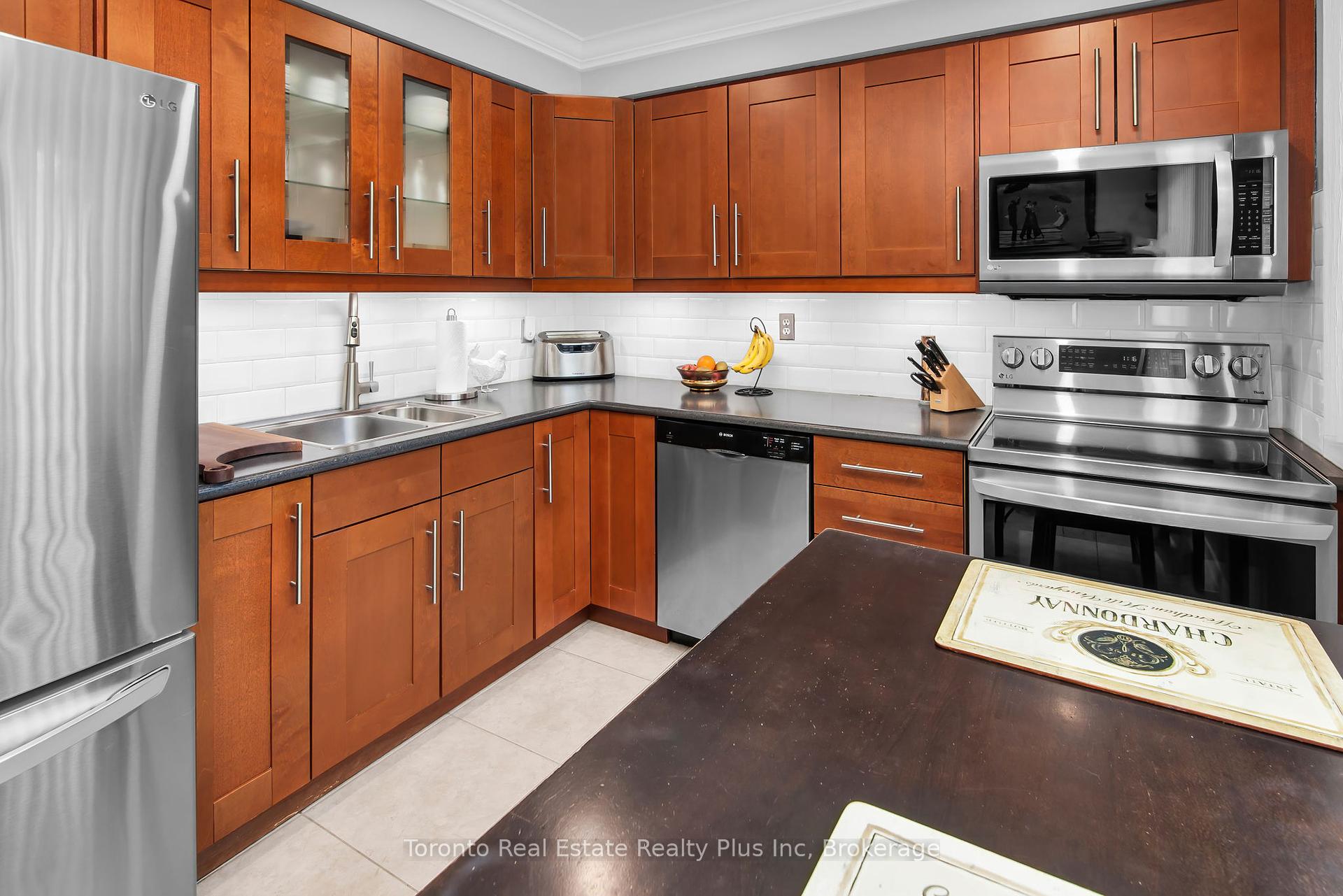 3 Bedrooms Condo at 400 Bloor, Mississauga For sale