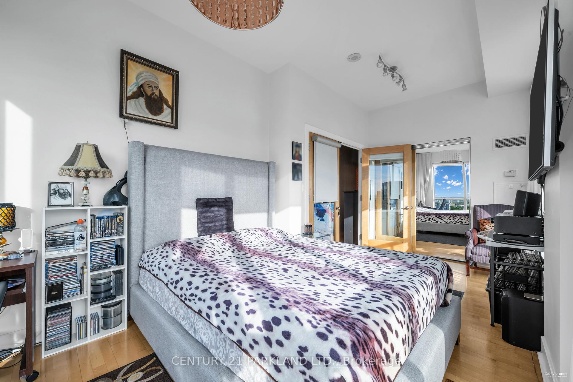 3 Bedrooms Condo at 7 Lorraine, Toronto For sale