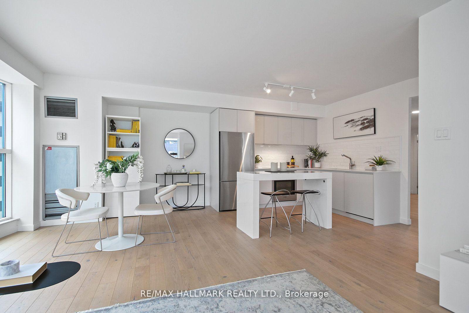 2 Bedrooms Condo at 77 Harbour, Toronto For sale