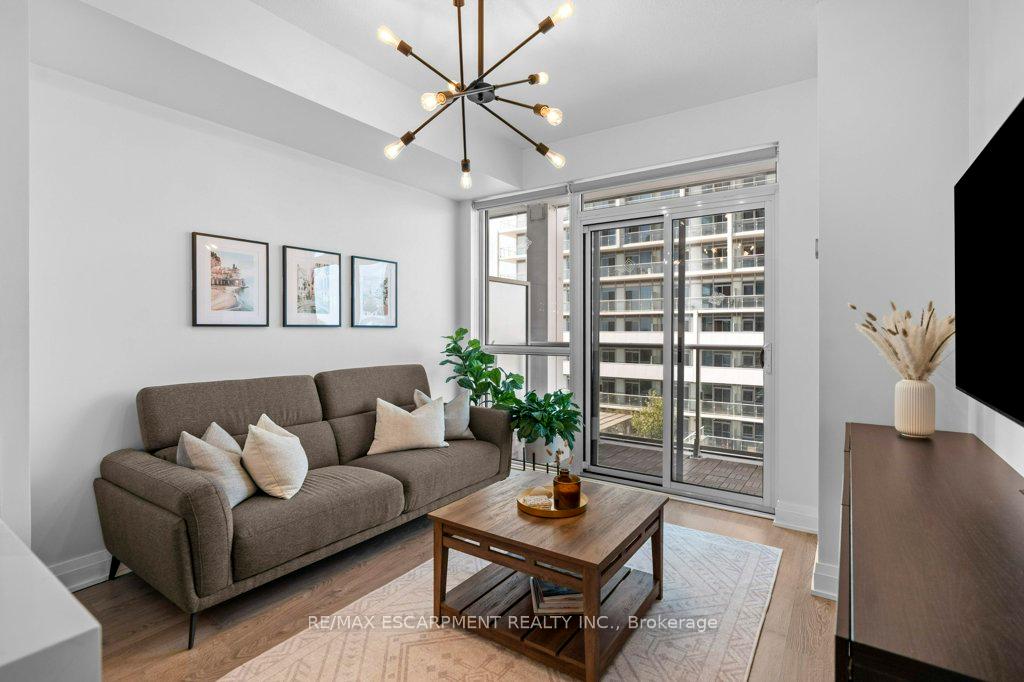 2 Bedrooms Condo at 55 Speers, Oakville For sale