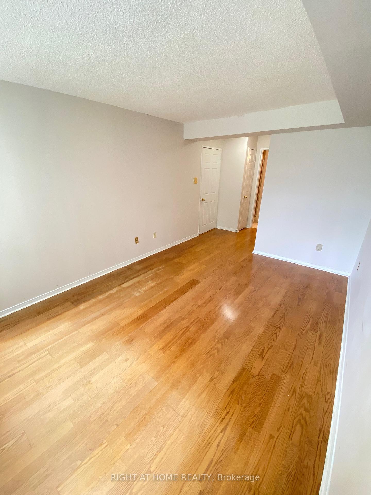 3 Bedrooms Condo at 330 Rathburn, Mississauga For sale