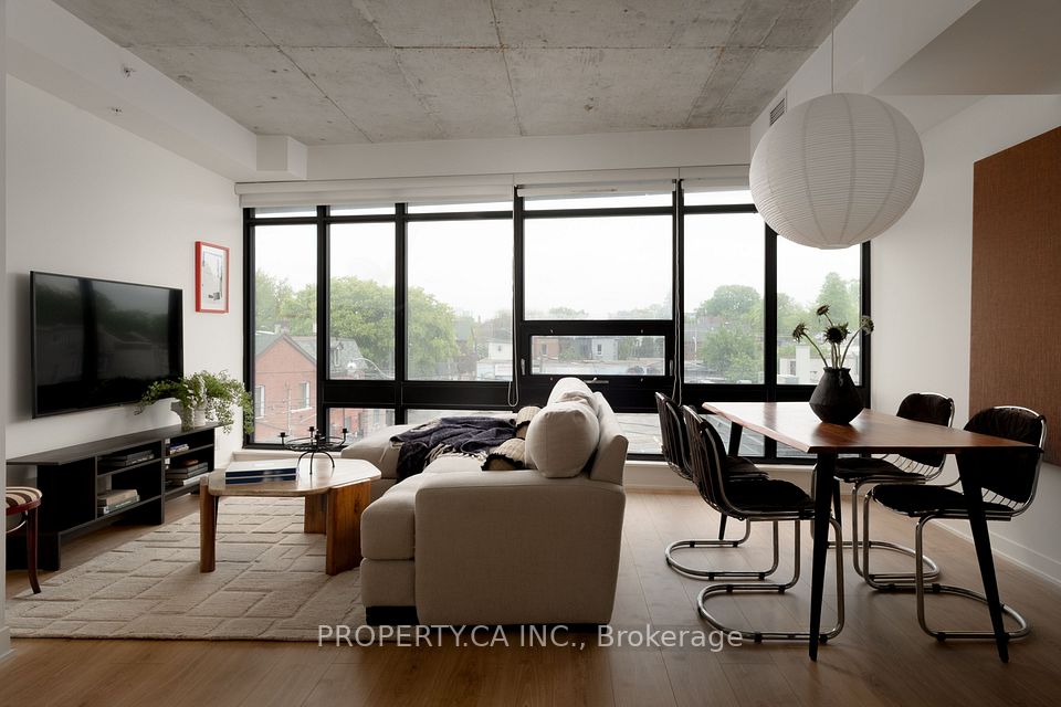 1239 Dundas