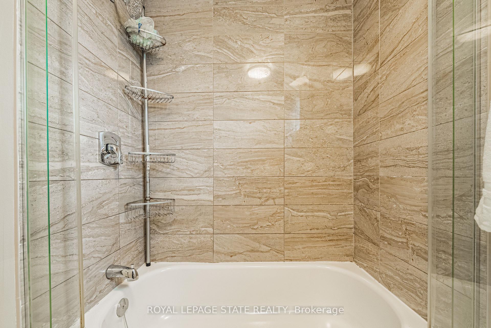 3 Bedrooms Condo at 100 Quigley, Hamilton For sale