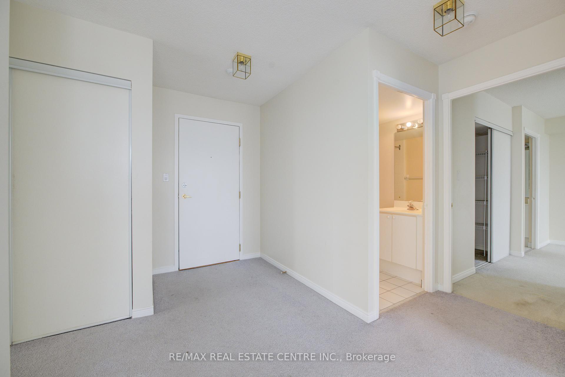 2 Bedrooms Condo at 135 Hillcrest, Mississauga For sale