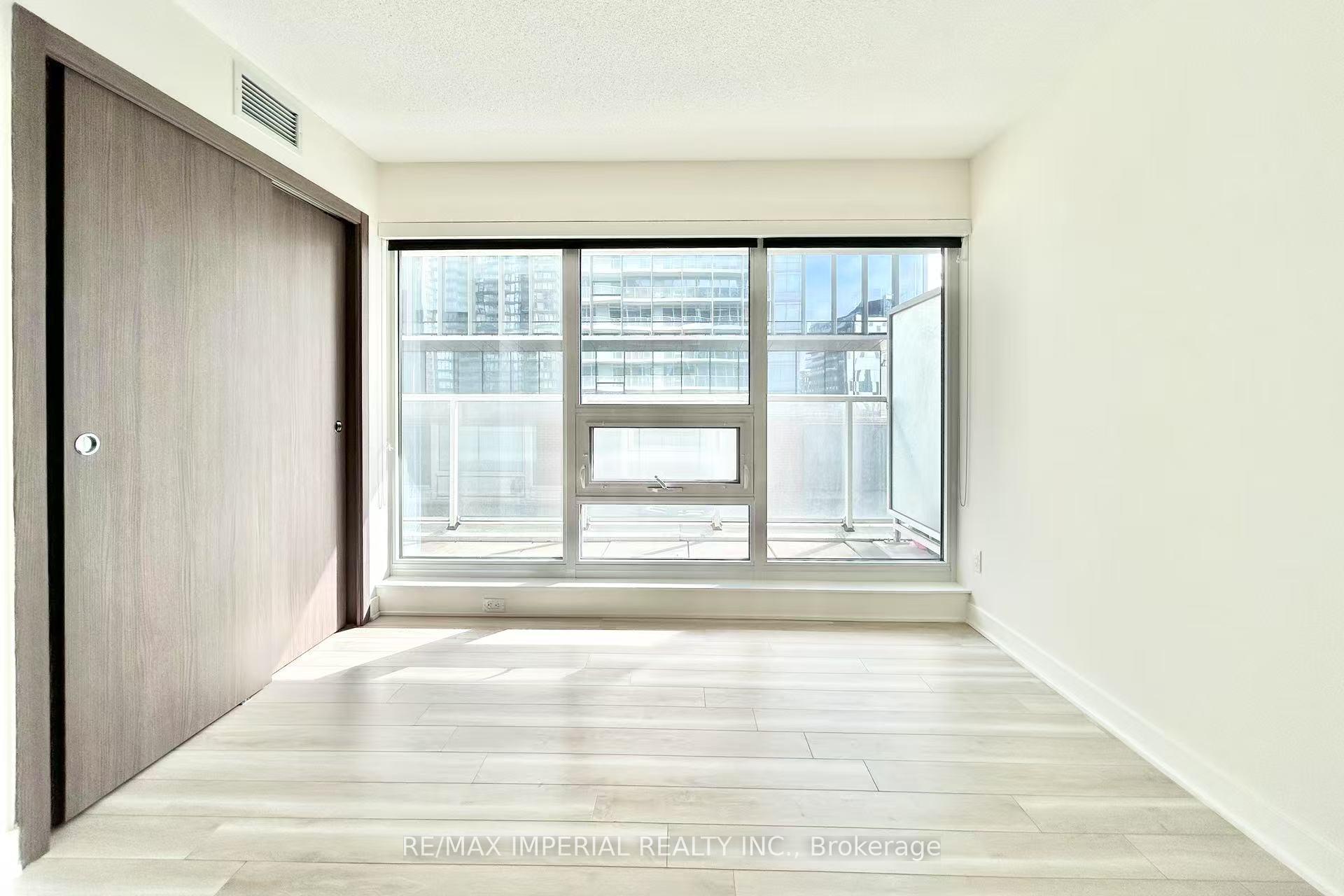 3 Bedrooms Condo at 19 Bathurst,  Toronto For sale