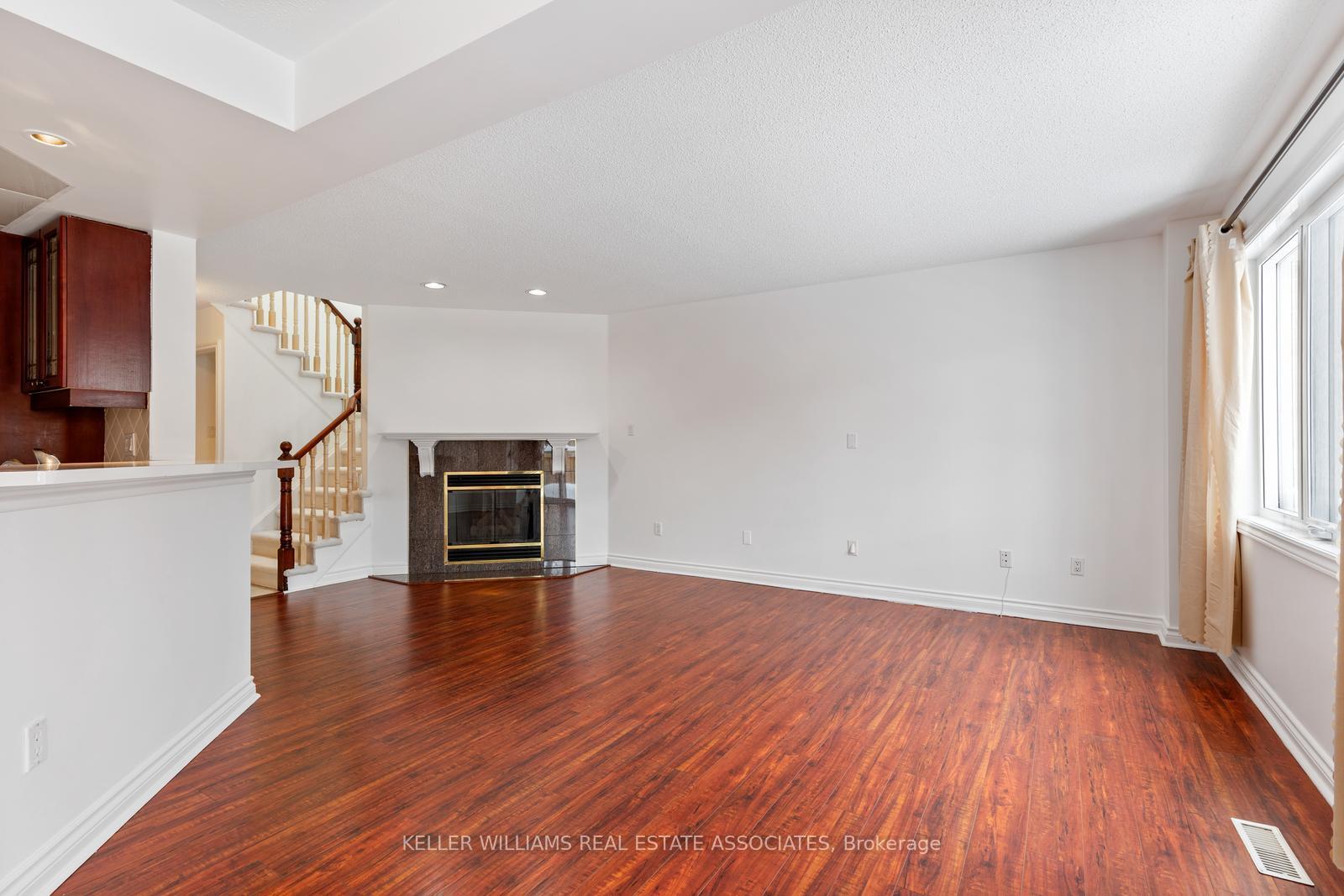 3 Bedrooms Condo at 5480 Glen Erin, Mississauga For sale