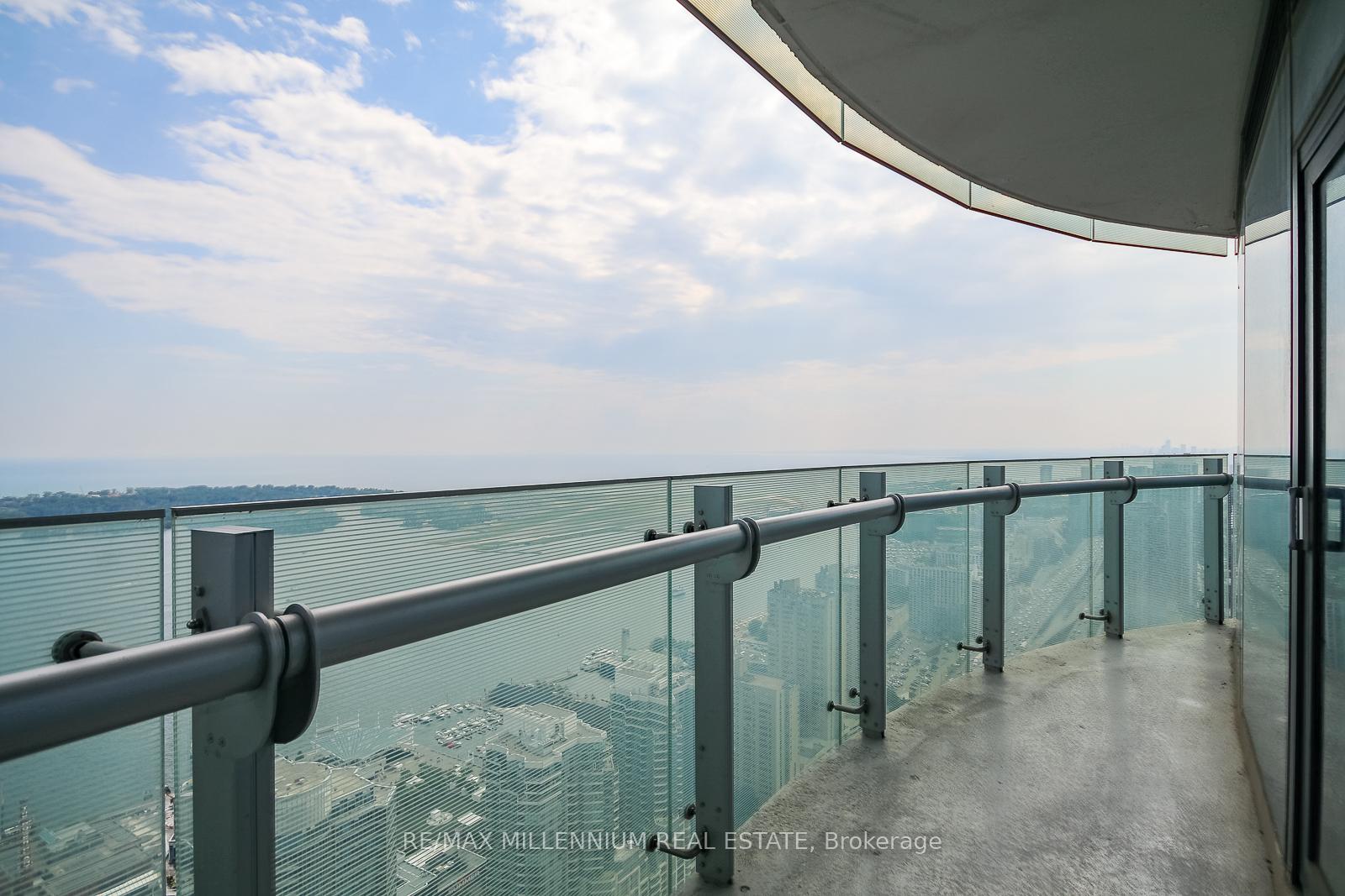 3 Bedrooms Condo at 12 York,  Toronto For sale