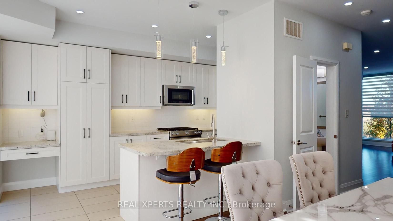 4 Bedrooms Condo at 90 Little Creek,  Mississauga For sale