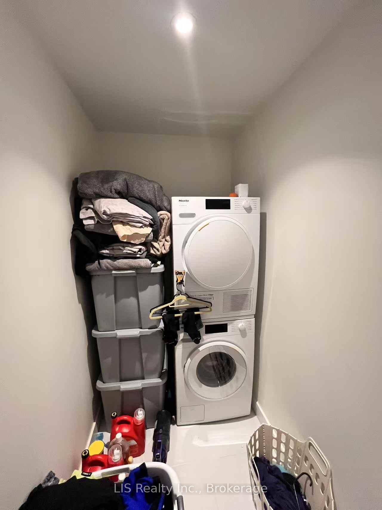 4 Bedrooms Condo at 95 Mcmahon,  Toronto For sale