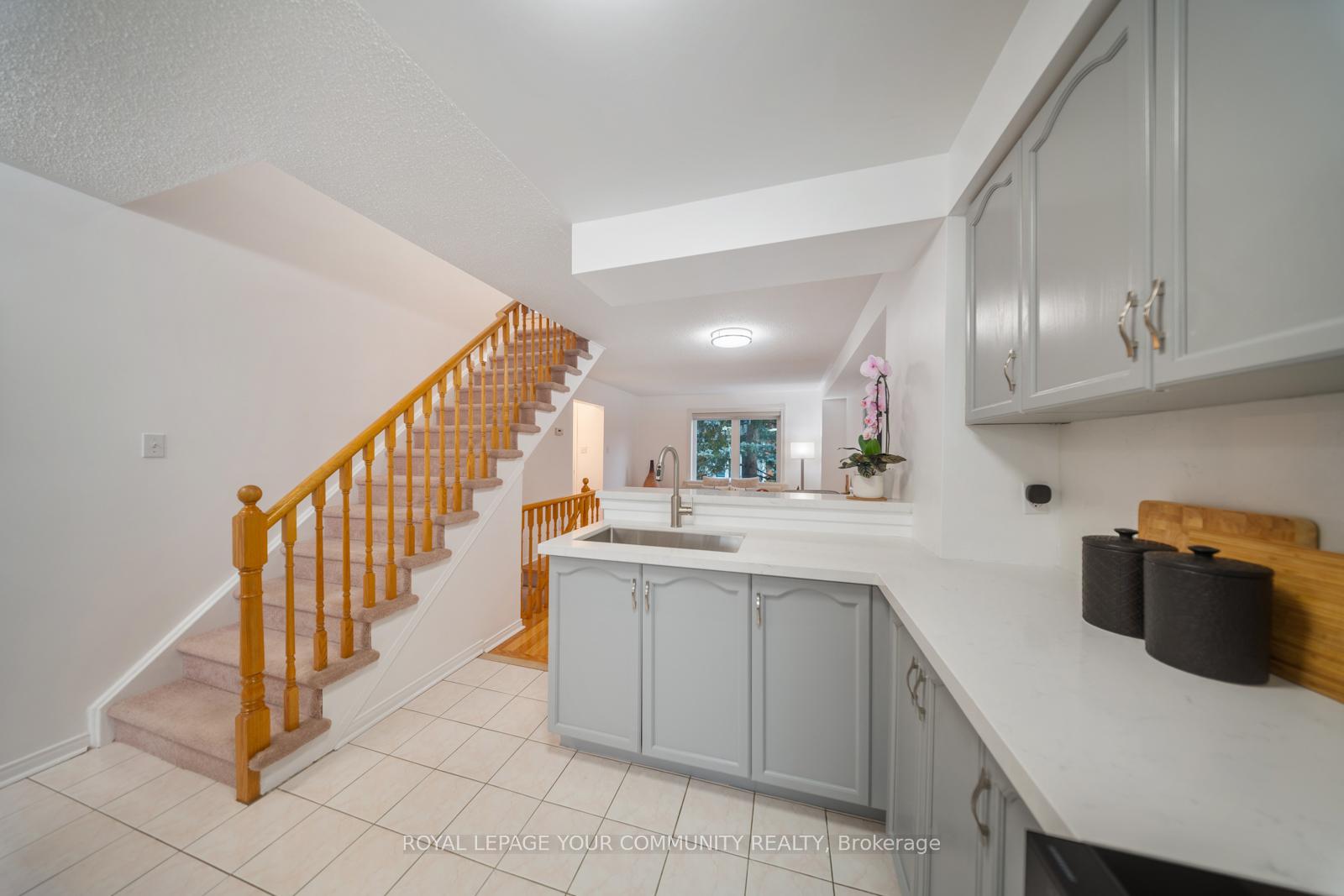 3 Bedrooms Condo at 5865 Dalebrook, Mississauga For sale