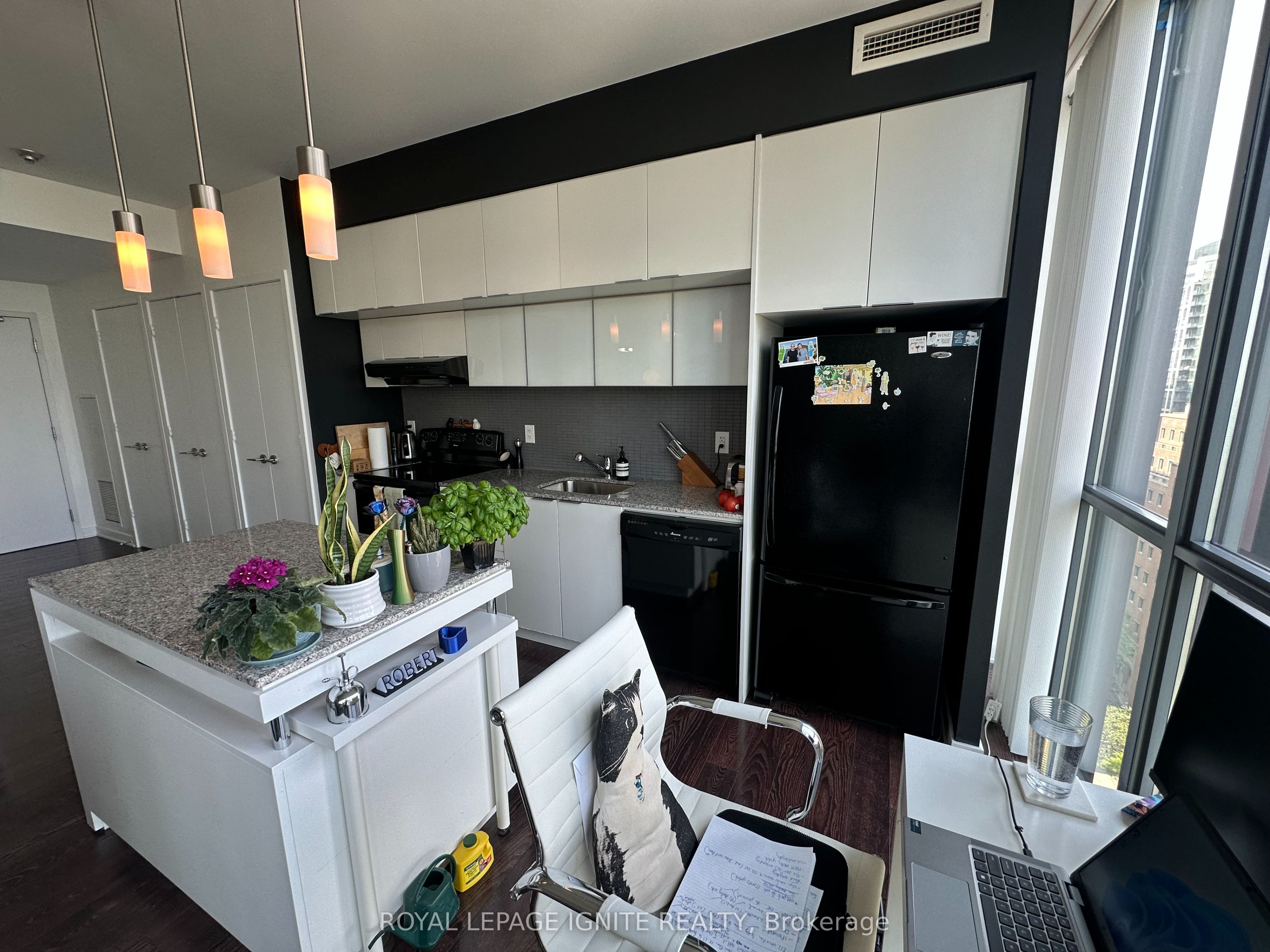 110 Charles Street E, #1809