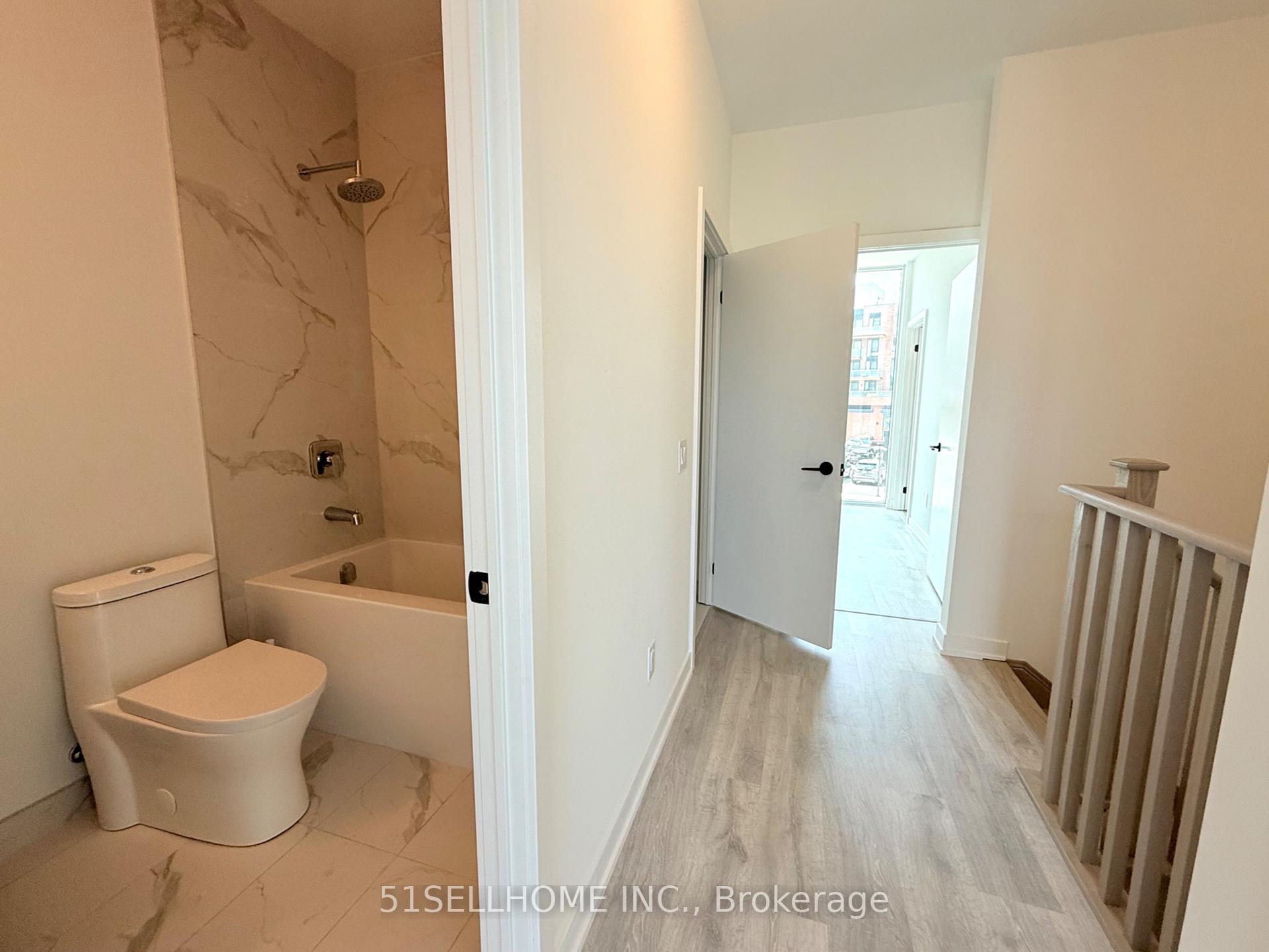 4 Bedrooms Condo at 220 Missinnihe, Mississauga For sale
