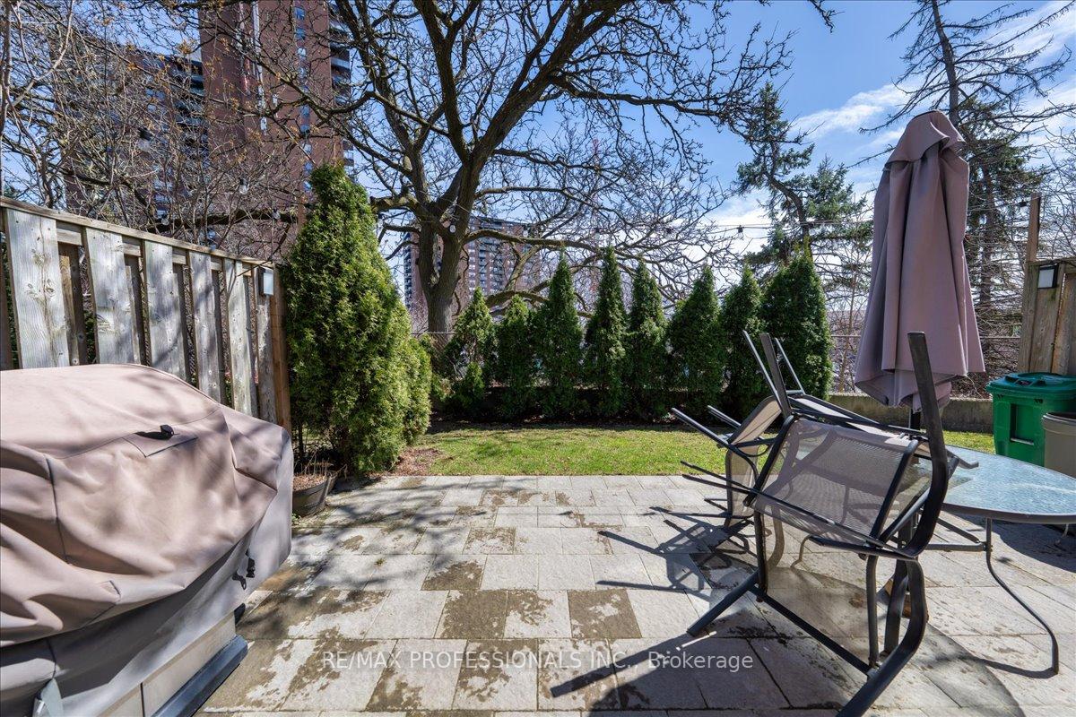 3 Bedrooms Condo at 600 Silver Creek,  Mississauga For sale