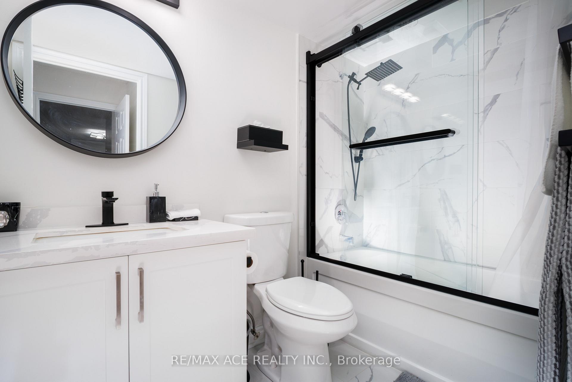 3 Bedrooms Condo at 61 Town Centre, Toronto For sale