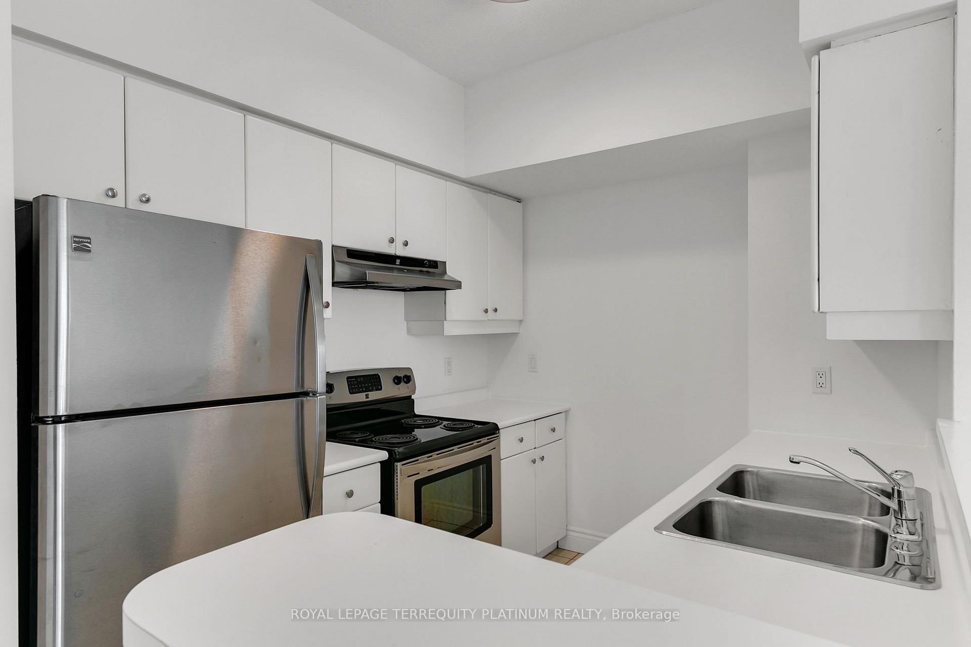 2 Bedrooms Condo at 10 Yonge, Toronto For sale