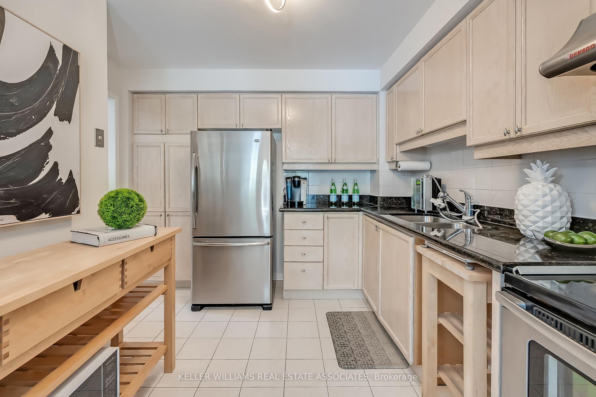4 Bedrooms Condo at 5305 Glen Erin, Mississauga For sale