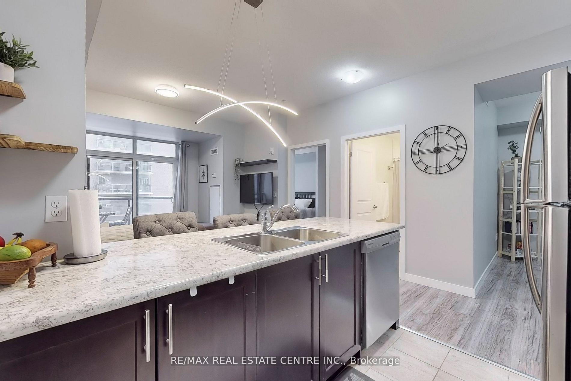 2 Bedrooms Condo at 81 Robinson,  Hamilton For sale