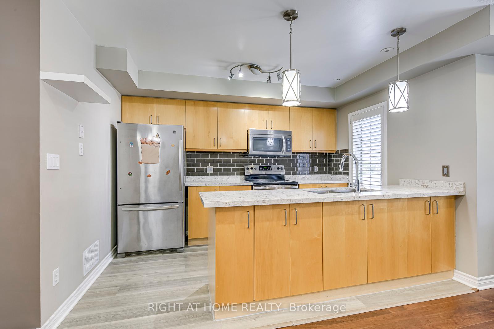 2 Bedrooms Condo at 605 Shoreline, Mississauga For sale