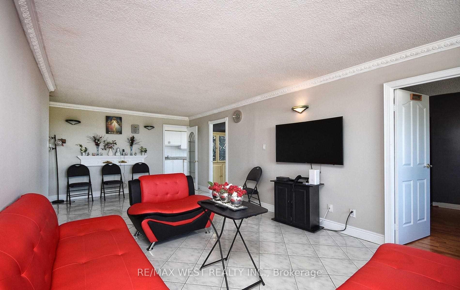 4 Bedrooms Condo at 1 Reidmount, Toronto For sale