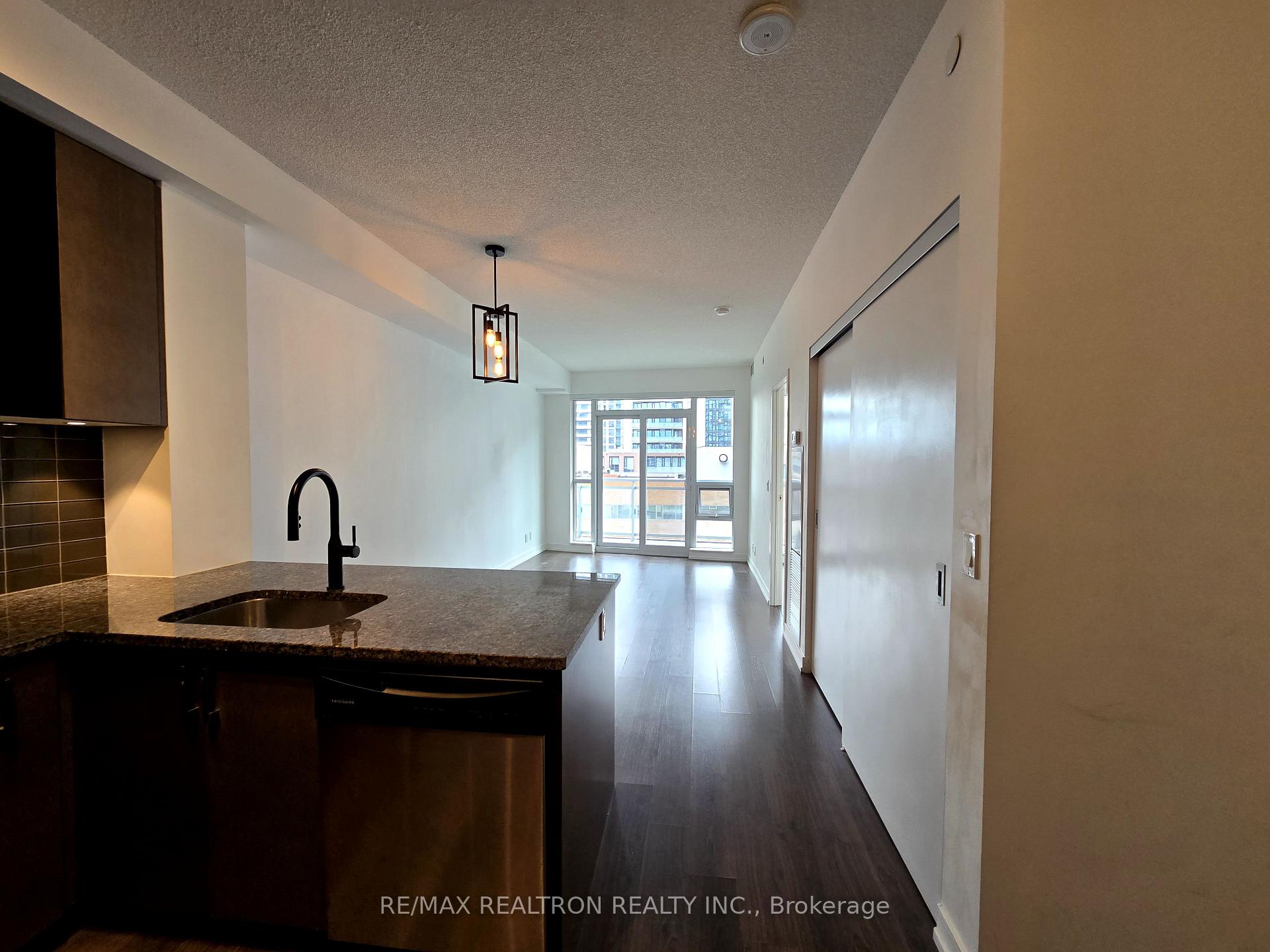 2 Bedrooms Condo at 89 Dunfield, Toronto For sale