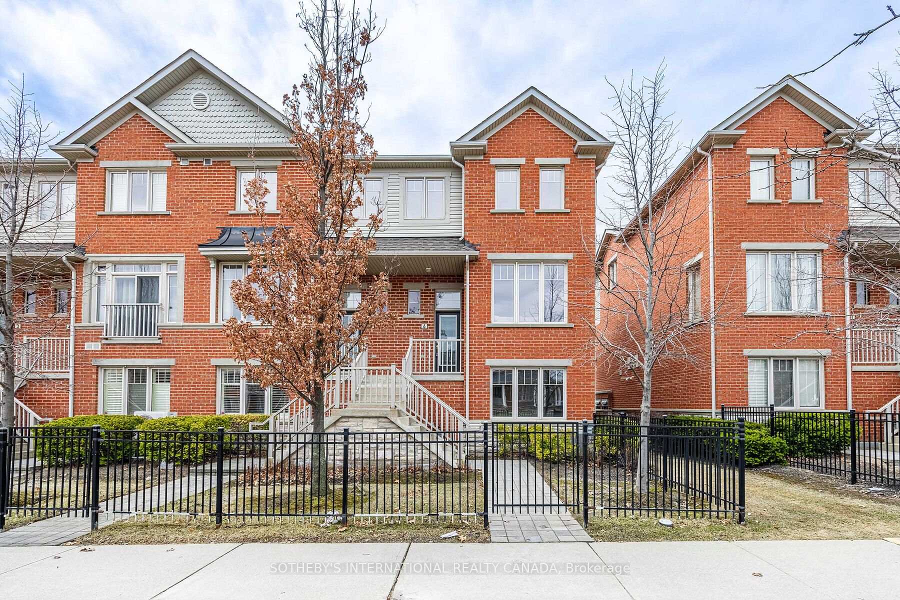 4 Bedrooms Condo at 5700 Tosca, Mississauga For sale