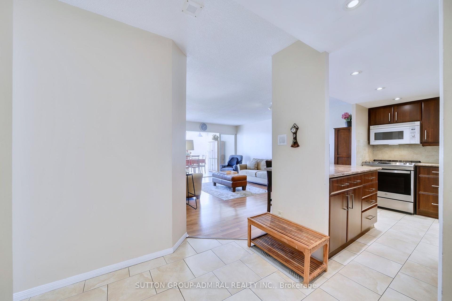 2 Bedrooms Condo at 2091 Hurontario, Mississauga For sale