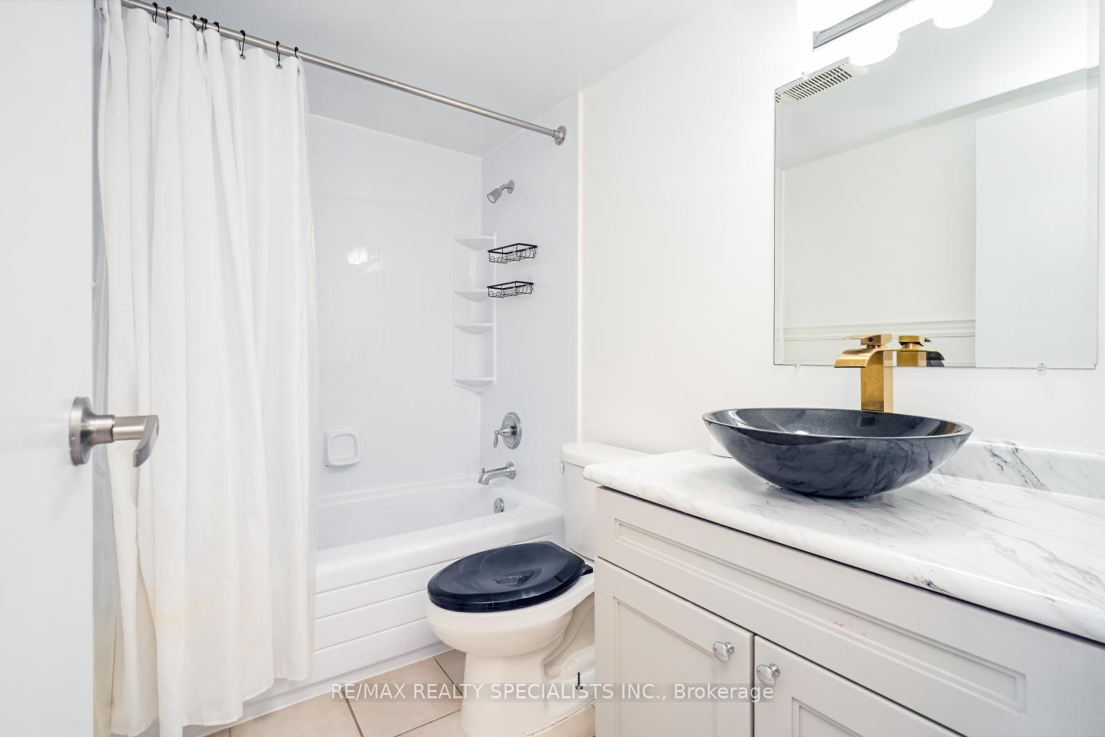 3 Bedrooms Condo at 2556 Argyle, Mississauga For sale