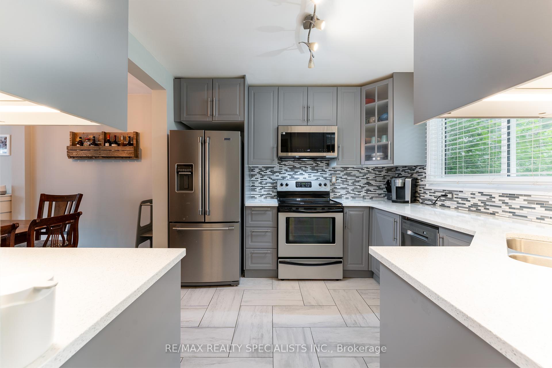 3 Bedrooms Condo at 2050 Upper Middle, Burlington For sale