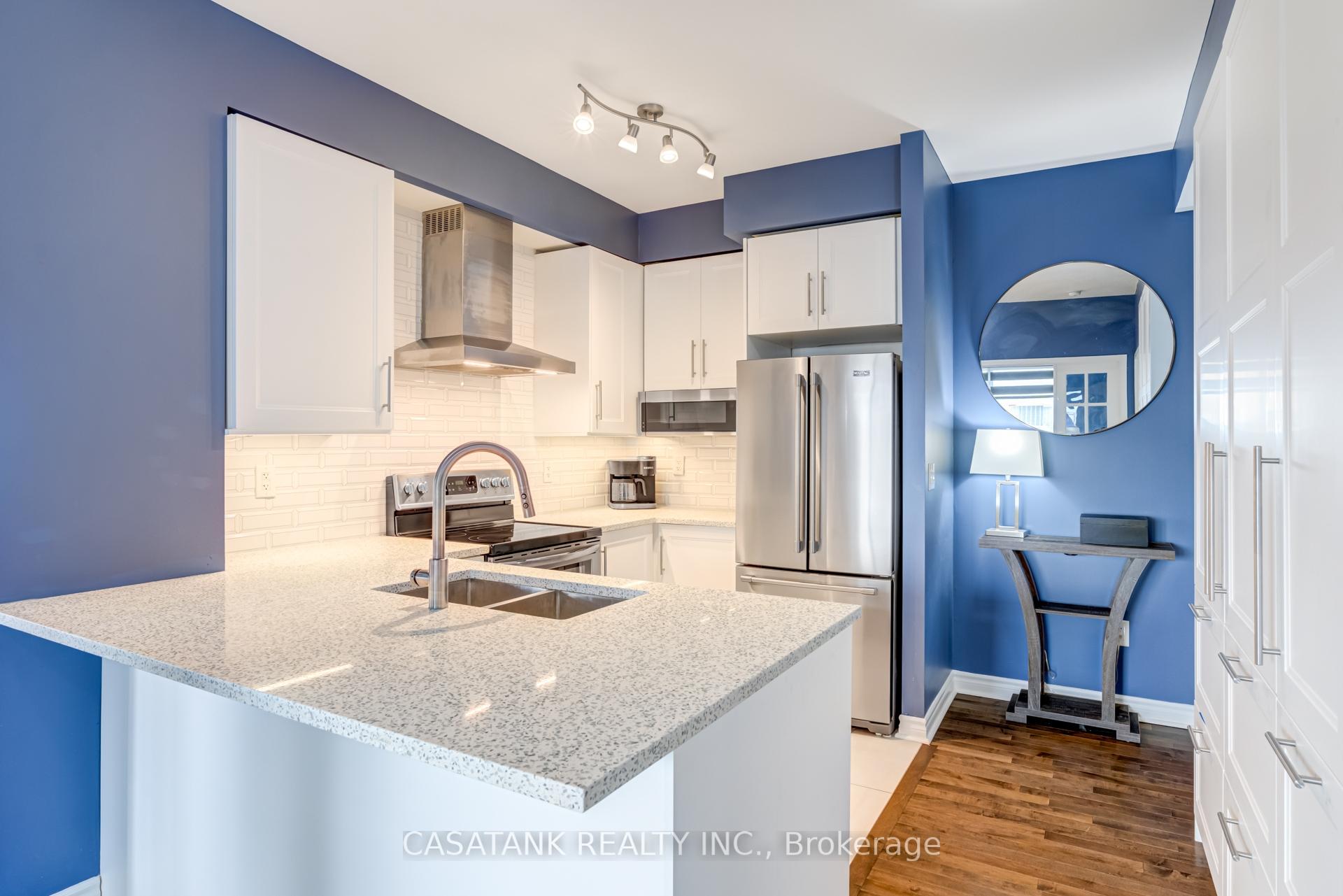 3 Bedrooms Condo at 385 Prince Of Wales, Mississauga For sale