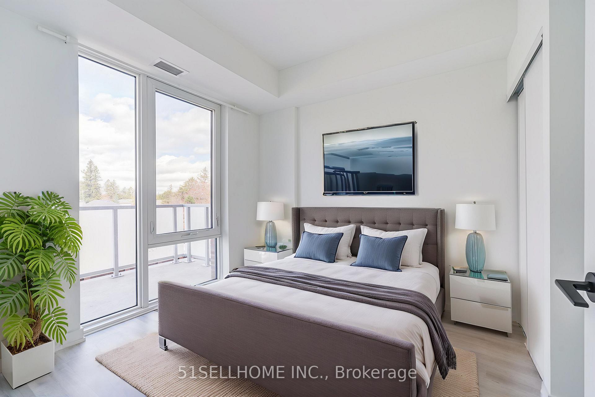 2 Bedrooms Condo at 215 Lakeshore,  Mississauga For sale
