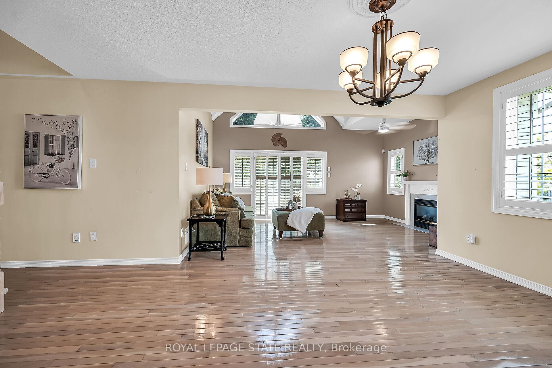 3 Bedrooms Condo at 212 Stonehenge,  Hamilton For sale