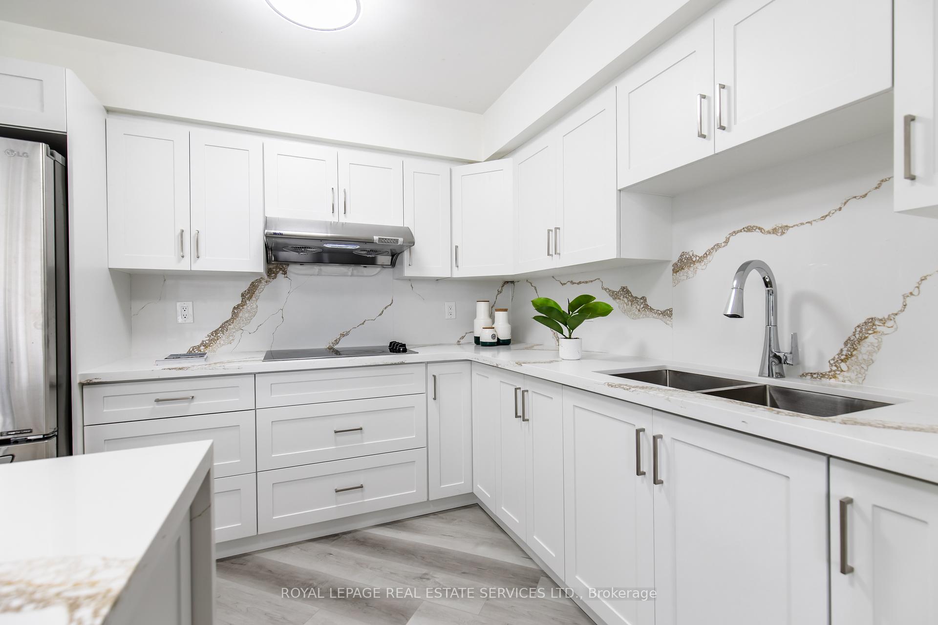 3 Bedrooms Condo at 25 Kingsbridge Garden, Mississauga For sale