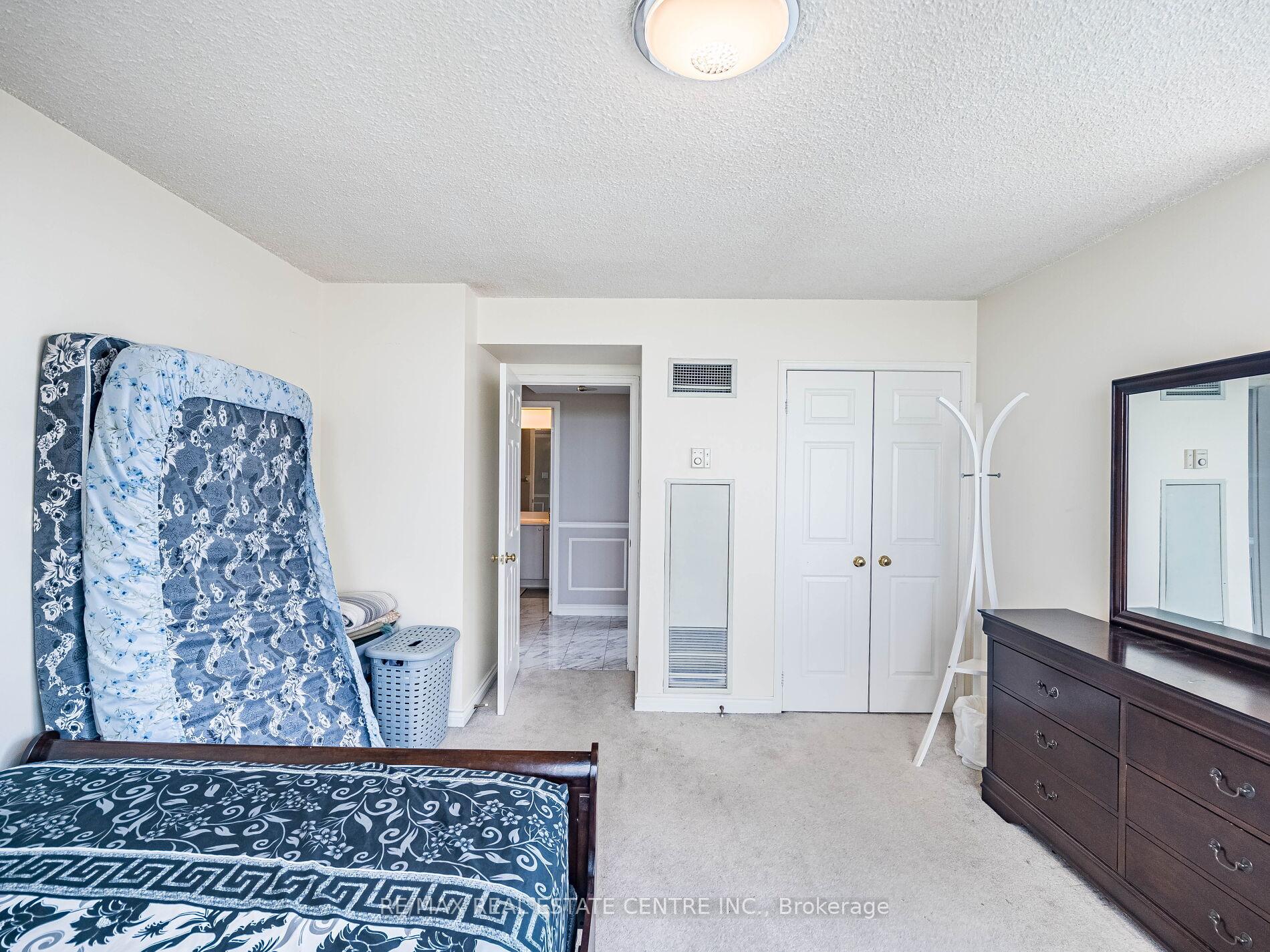 3 Bedrooms Condo at 168 Bonis, Toronto For sale