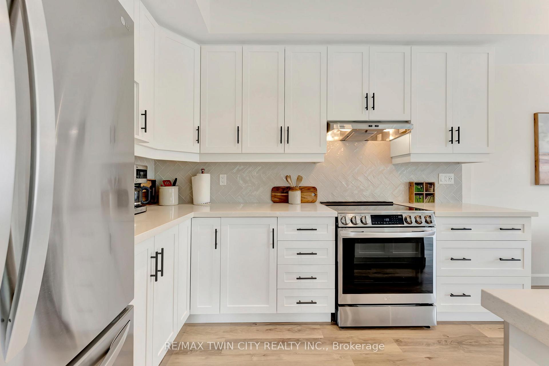 3 Bedrooms Condo at 4 Southam, Hamilton For sale