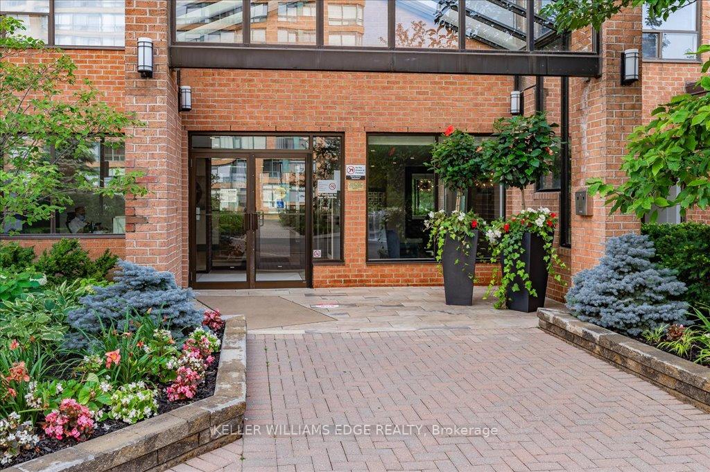 2 Bedrooms Condo at 1270 Maple Crossing, Burlington For sale