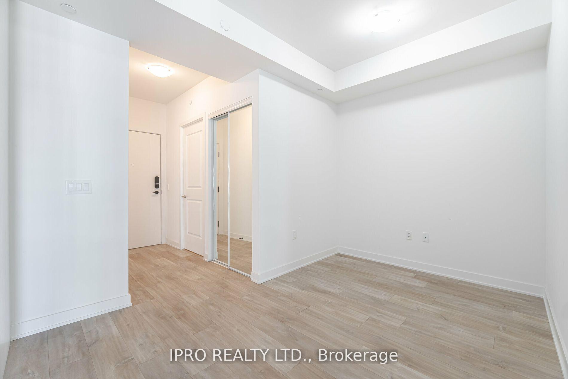 3 Bedrooms Condo at 4675 Metcalfe, Mississauga For sale
