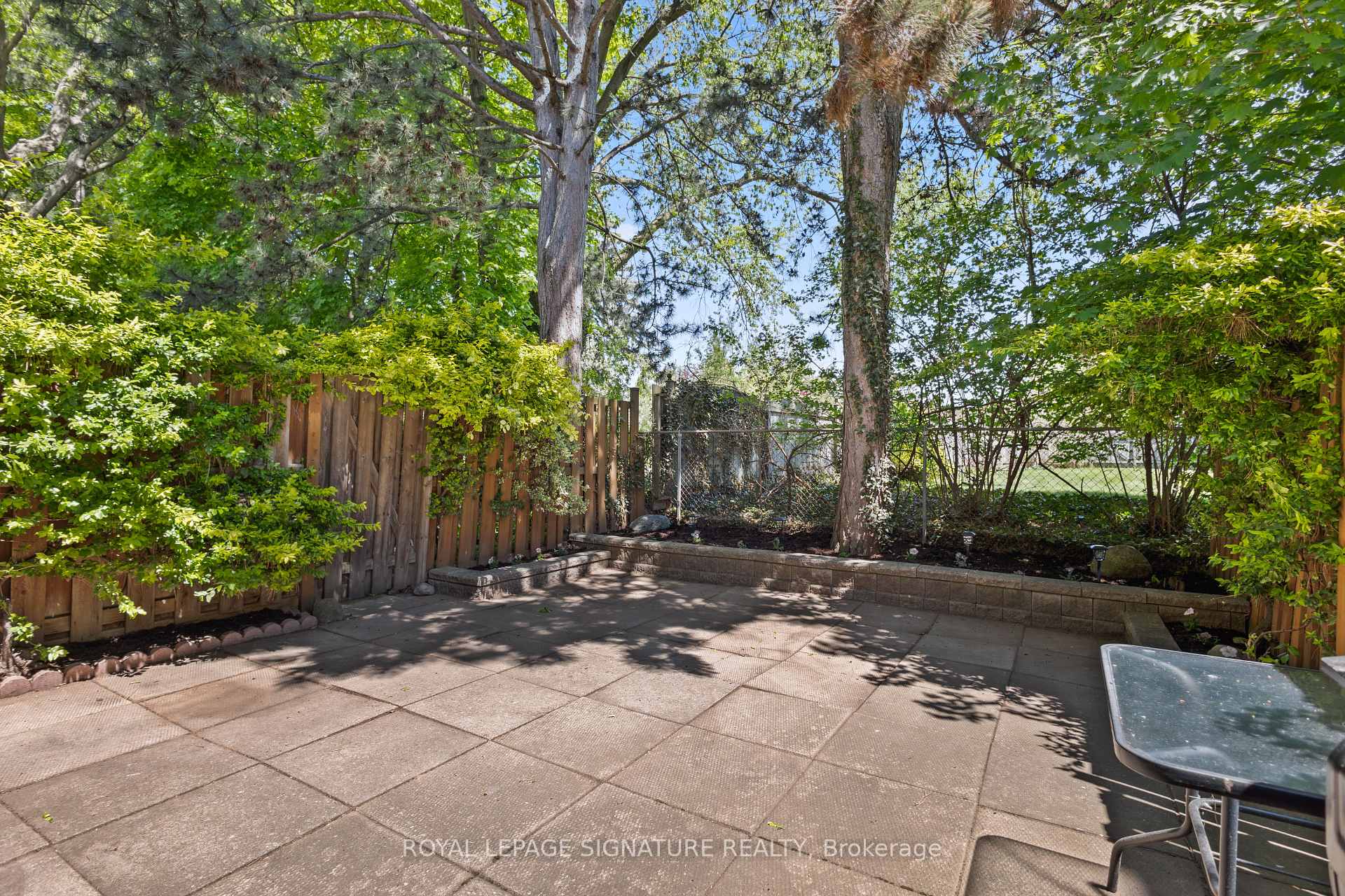 3 Bedrooms Condo at 611 Francis, Burlington For sale