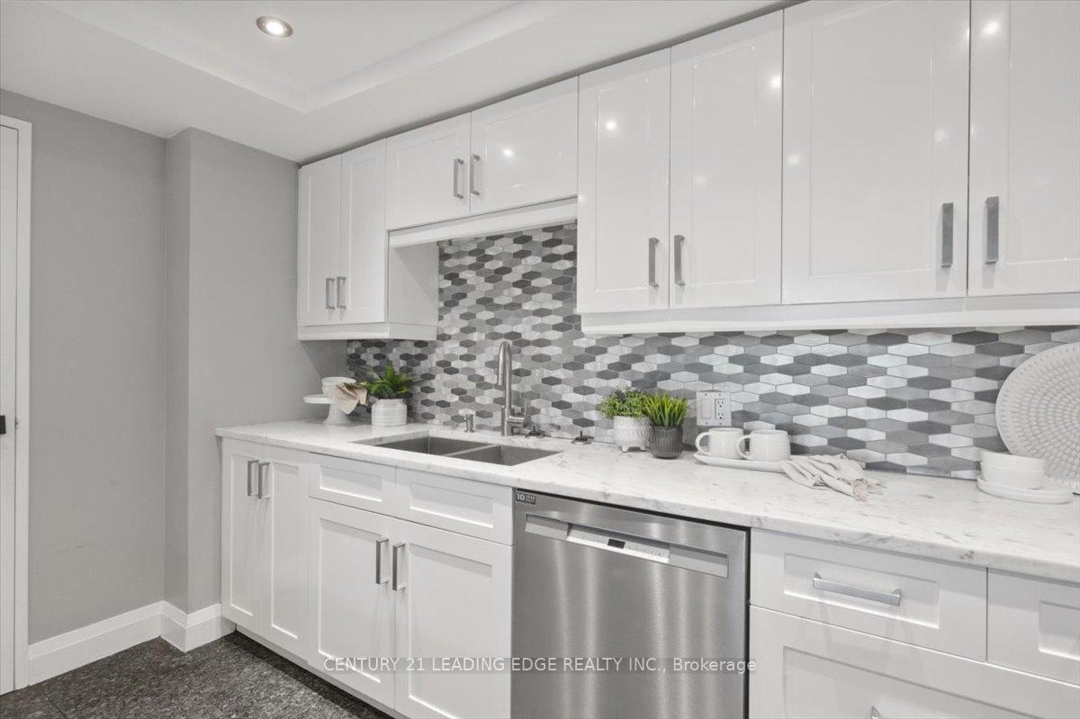 3 Bedrooms Condo at 131 TORRESDALE,  Toronto For sale