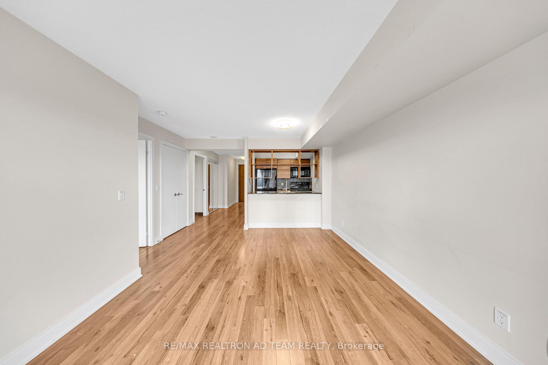 2 Bedrooms Condo at 125 Village Green, Toronto For sale