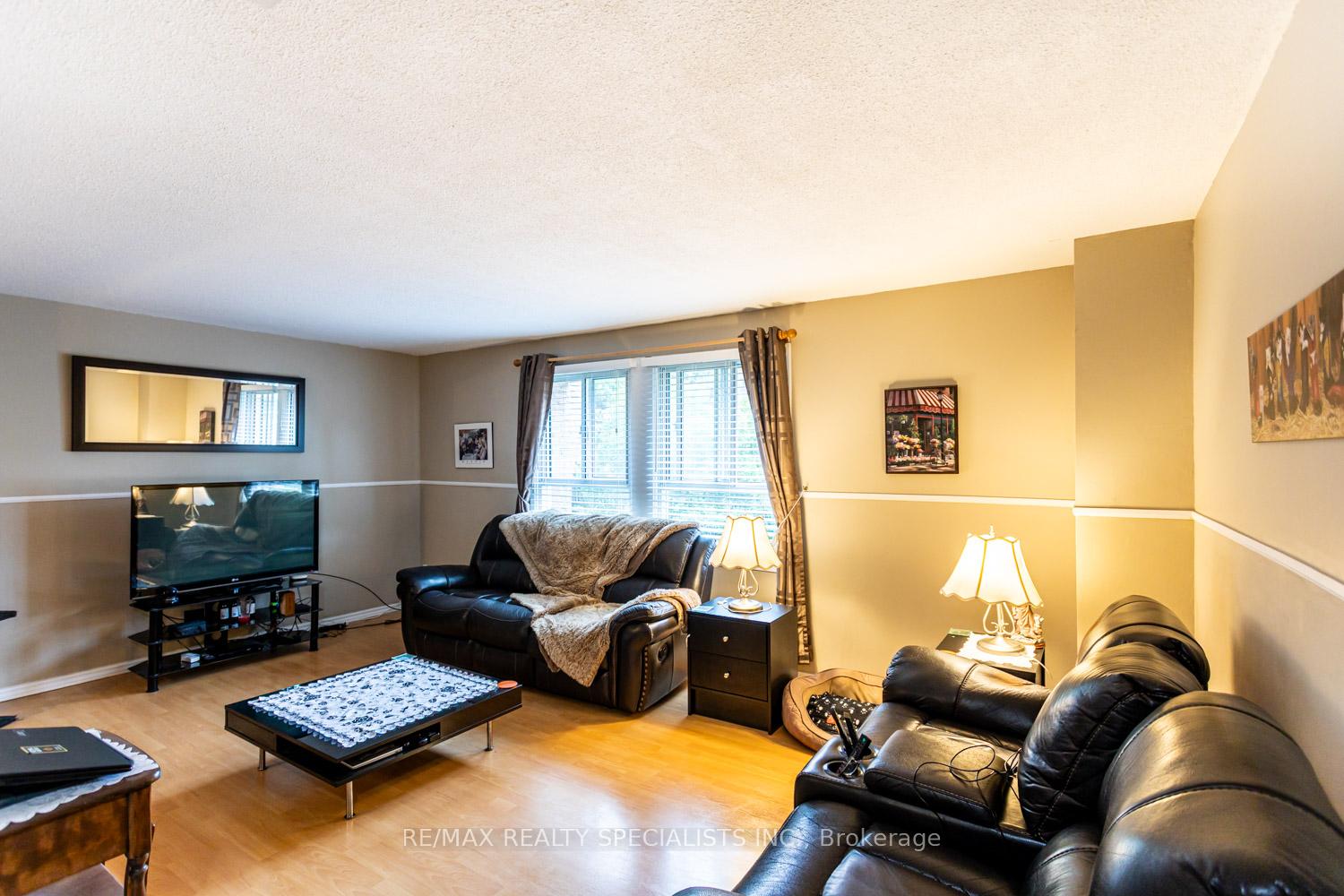 5 Bedrooms Condo at 405 Hyacinthe, Mississauga For sale