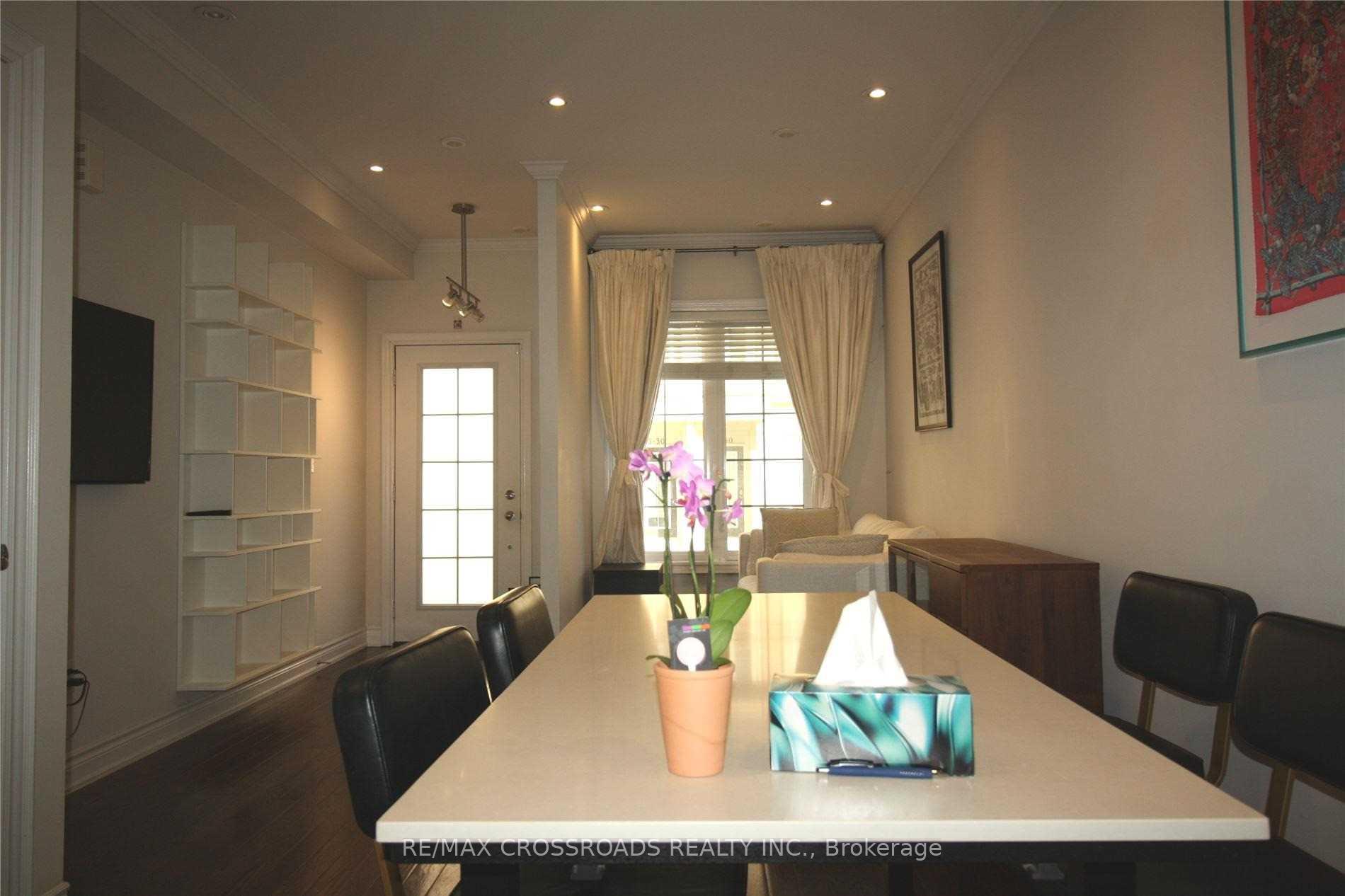 4 Bedrooms Condo at 20 Hargrave, Toronto For sale