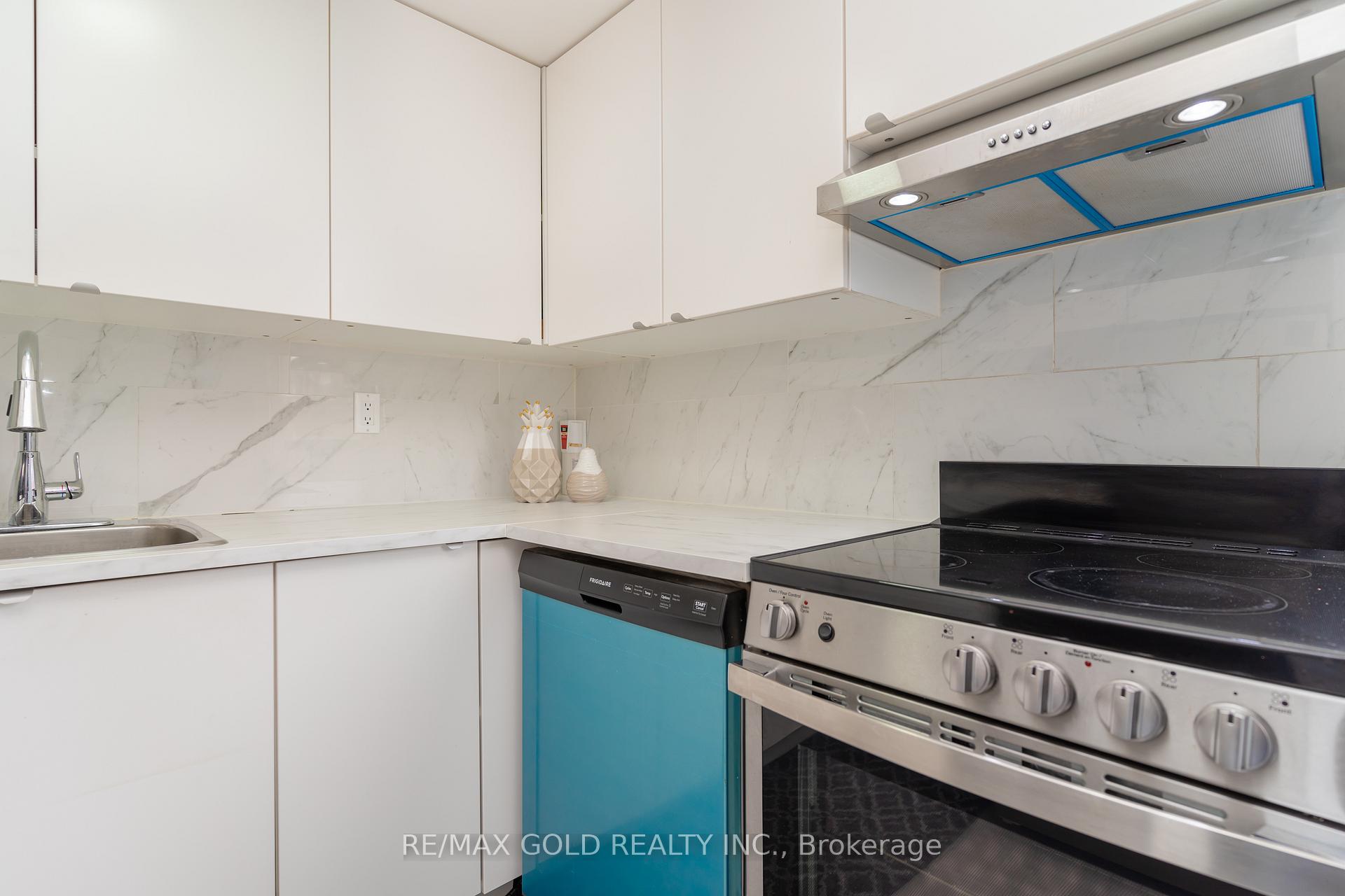 3 Bedrooms Condo at 25 Agnes, Mississauga For sale