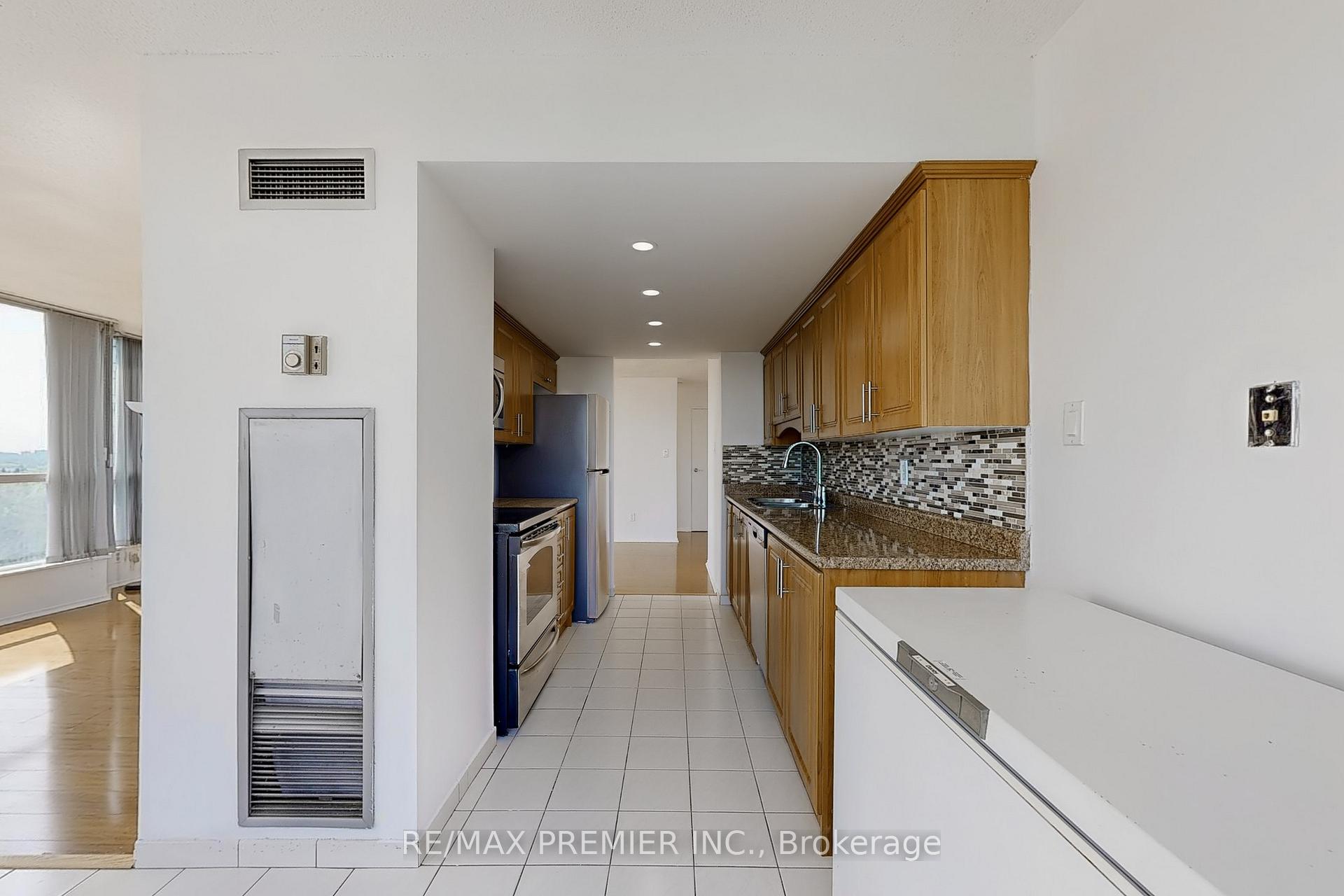 3 Bedrooms Condo at 1 Rowntree, Toronto For sale