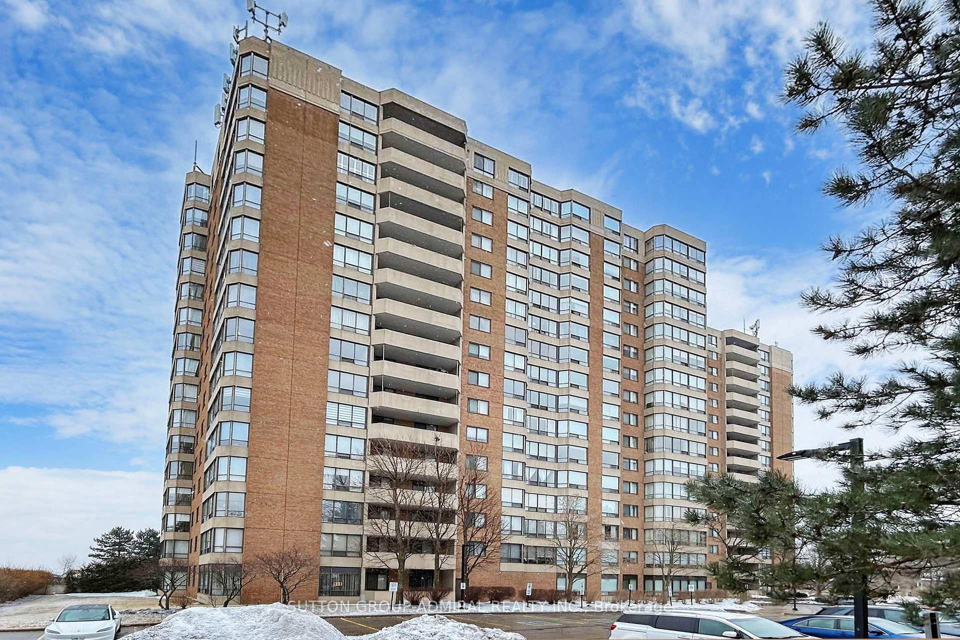 2 Bedrooms Condo at 7601 Bathurst, Vaughan For sale