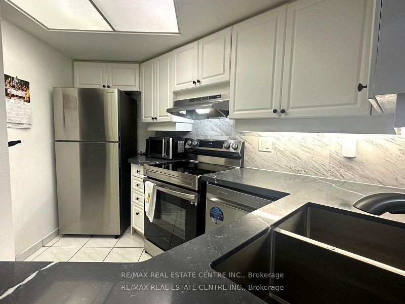 3 Bedrooms Condo at 250 Webb, Mississauga For sale