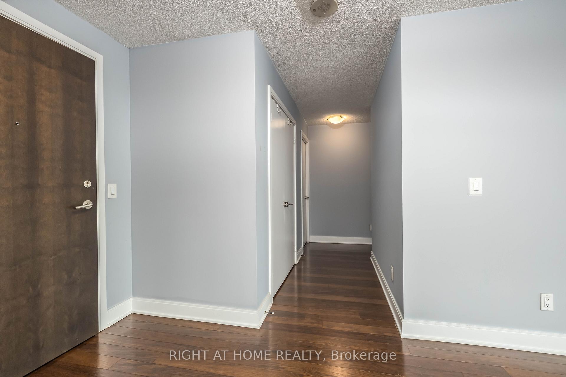 3 Bedrooms Condo at 125 Village Green,  Toronto For sale