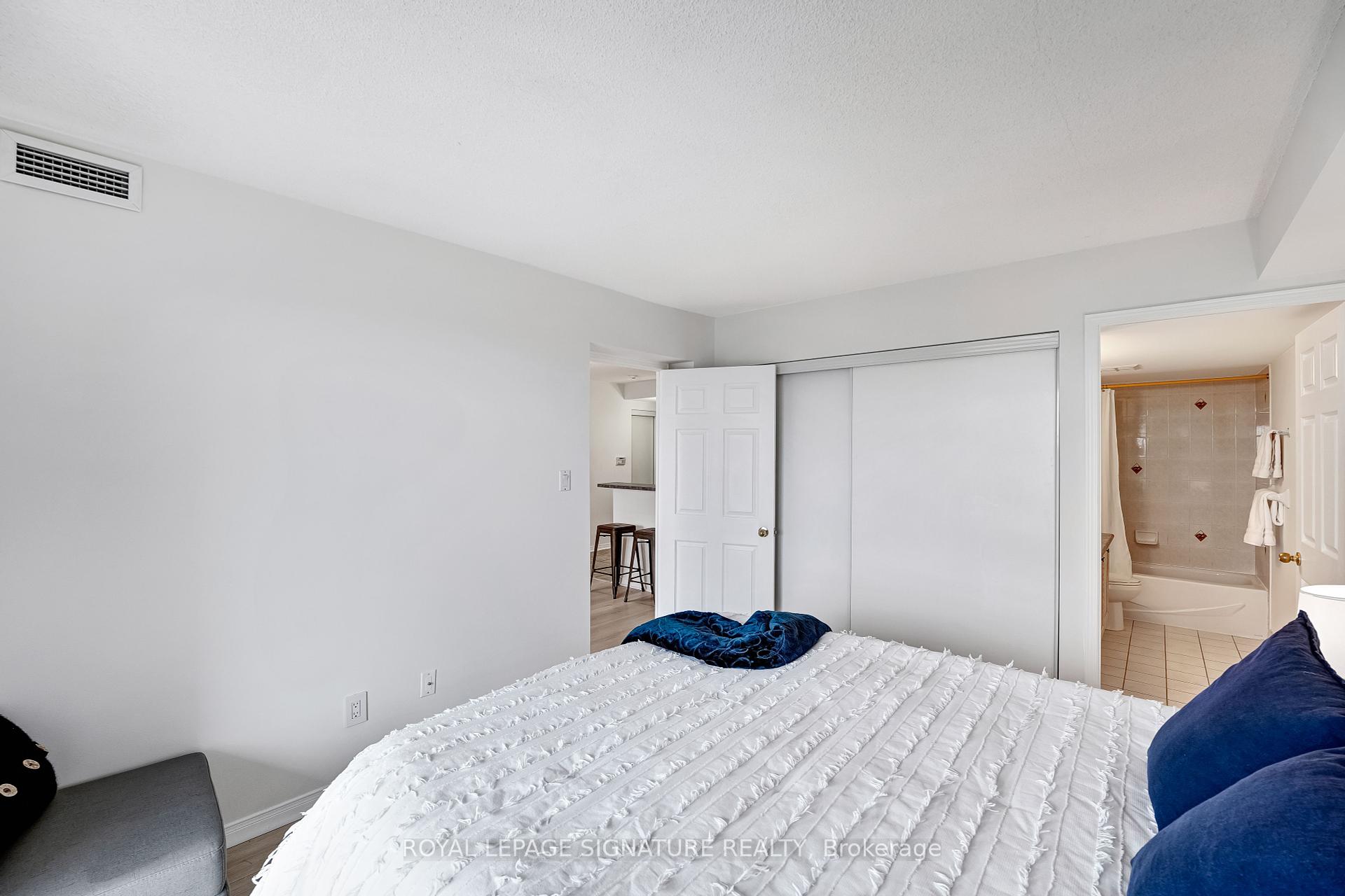 2 Bedrooms Condo at 233 Beecroft, Toronto For sale