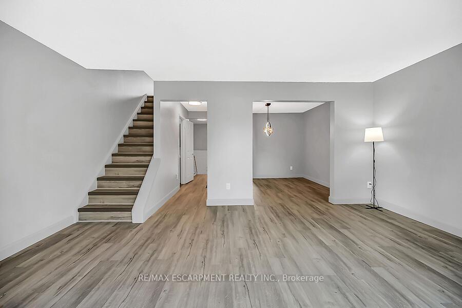 3 Bedrooms Condo at 1115 Paramount, Hamilton For sale